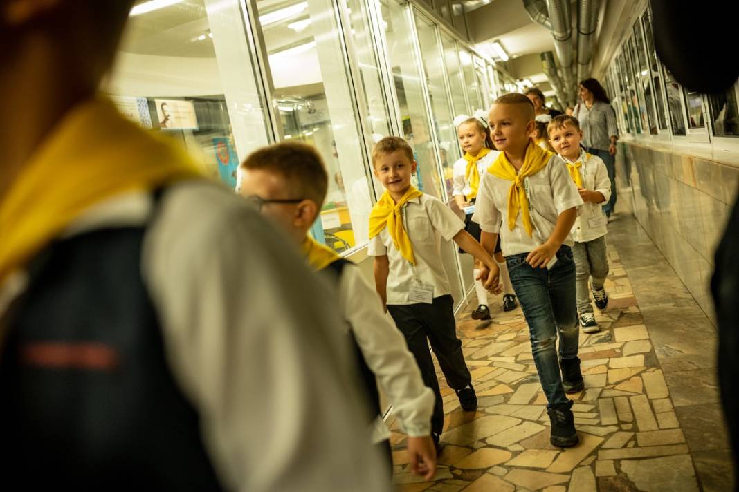 Füze saldırılarının gölgesinde yeni eğitim yılı: Ukrayna'da ilk ders zili metroda çaldı 8